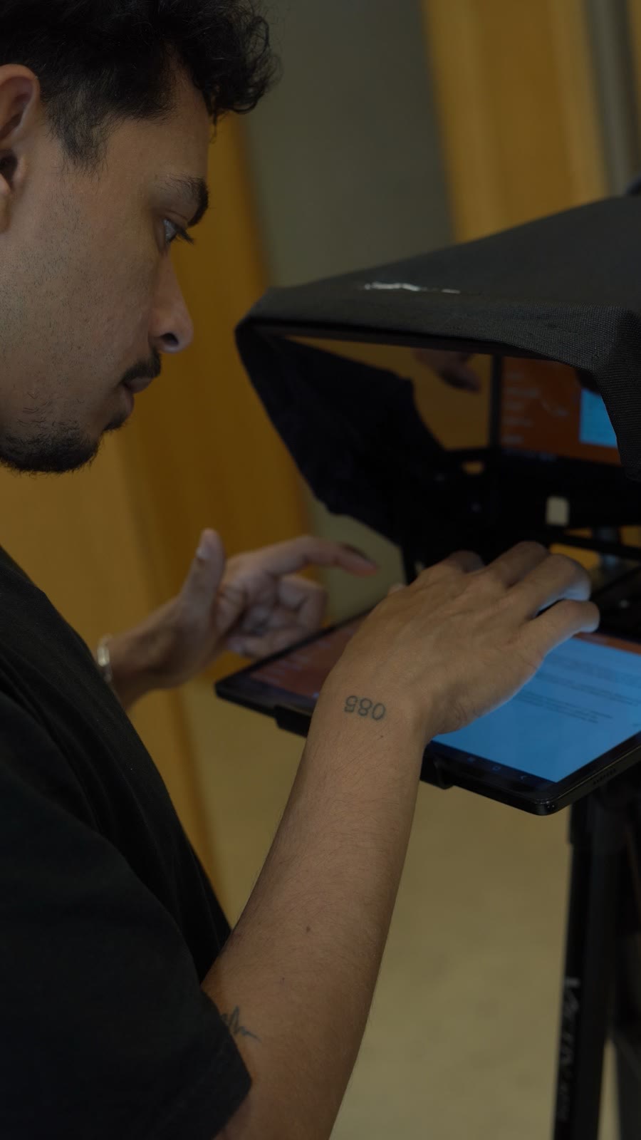 Lucas Dioney a preparar o teleprompter
